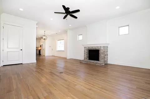 Living - 608 Cottage Ln, Benton, AR 72019 photo 2 of 6