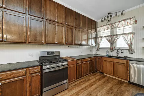 Kitchen - 125 Boyette Loop Loop, Malvern, AR 72104 photo 2 of 3