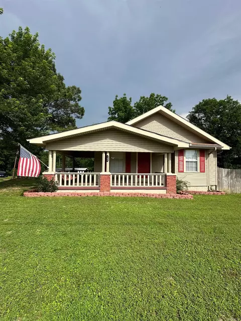 160 N Oak St, Newark, AR 72562