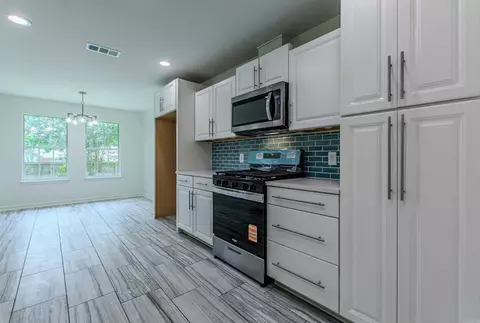 Kitchen - 1110 Arbor Cv, Benton, AR 72015 photo 6 of 8
