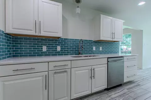 Kitchen - 1110 Arbor Cv, Benton, AR 72015 photo 5 of 8