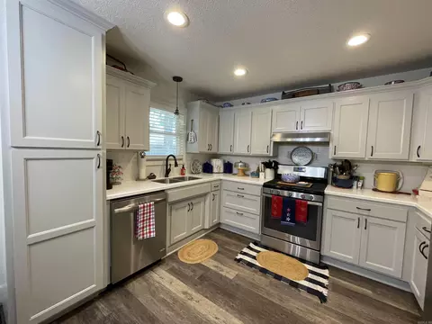 Kitchen - 244 Highland Dr, Mountain View, AR 72560 photo 1 of 2