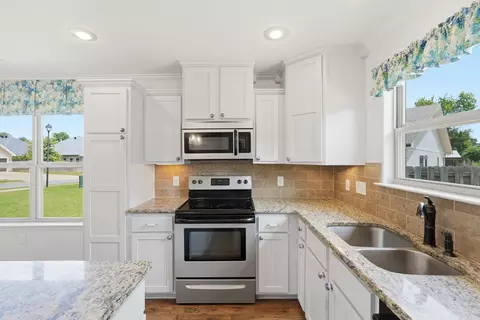 Kitchen - 1900 Massee Gdns, Conway, AR 72034 photo 3 of 4