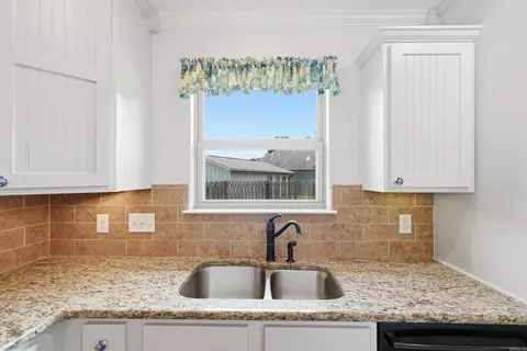 Kitchen - 1900 Massee Gdns, Conway, AR 72034 photo 4 of 4