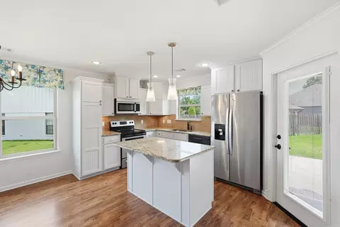 Kitchen - 1900 Massee Gdns, Conway, AR 72034 photo 2 of 4