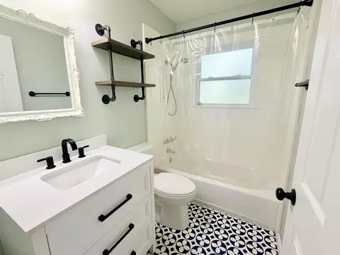 Bath - 857 Joyce Dr, Benton, AR 72019 photo 1 of 3