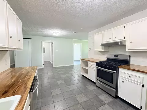 Kitchen - 857 Joyce Dr, Benton, AR 72019 photo 4 of 6