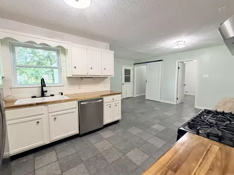 Kitchen - 857 Joyce Dr, Benton, AR 72019 photo 5 of 6