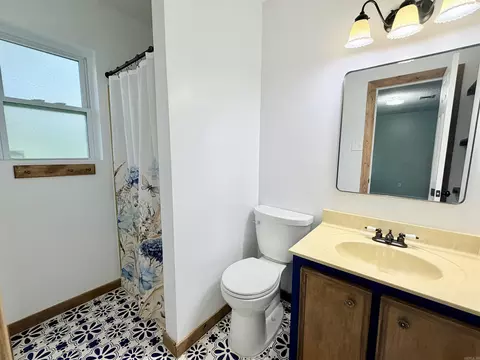 Bath - 857 Joyce Dr, Benton, AR 72019 photo 2 of 3