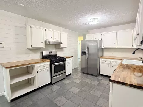 Kitchen - 857 Joyce Dr, Benton, AR 72019 photo 3 of 6