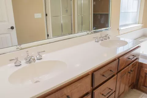 Bath - 1003 Hope Cir, Mena, AR 71953 photo 2 of 7