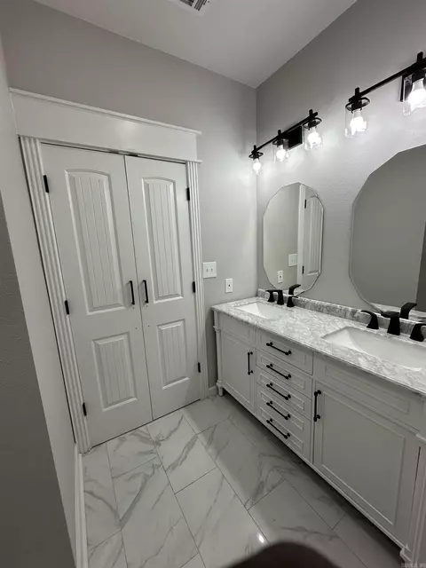 Bath - 8716 E Fairview Rd, Hensley, AR 72065 photo 1 of 14