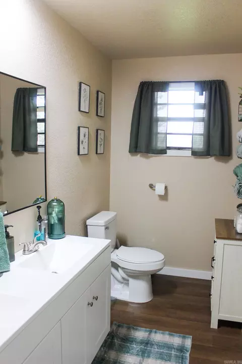 Bath - 1202 Headlee Dr, Searcy, AR 72143 photo 1 of 2