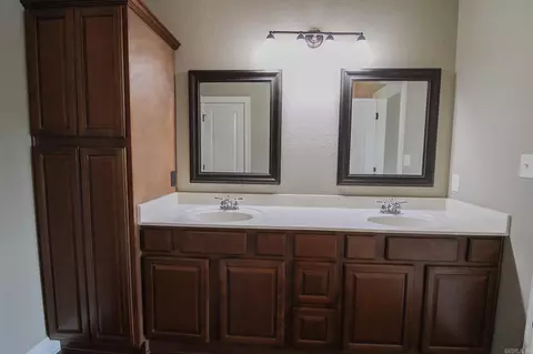 Bath - 2240 Shadow Falls Dr, Conway, AR 72032 photo 1 of 3