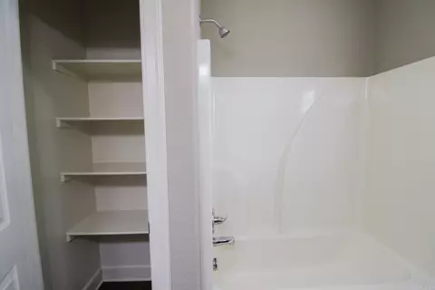 Bath - 2240 Shadow Falls Dr, Conway, AR 72032 photo 3 of 3