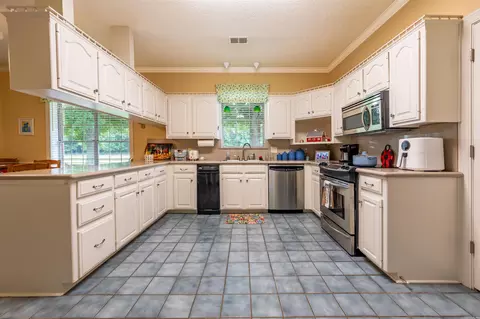 Kitchen - 32 Rodeo Dr, Austin, AR 72007 photo 3 of 5