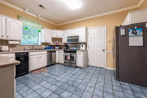 Kitchen - 32 Rodeo Dr, Austin, AR 72007 photo 4 of 5