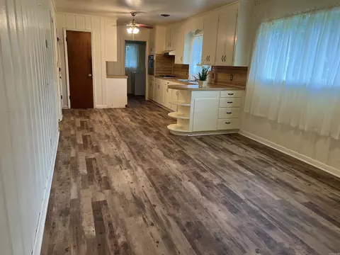 Living - 1231 Brownwood, Malvern, AR 72104 photo 5 of 6