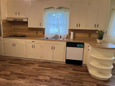 Kitchen - 1231 Brownwood, Malvern, AR 72104 photo 2 of 3