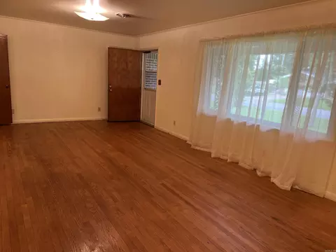Living - 1231 Brownwood, Malvern, AR 72104 photo 2 of 6