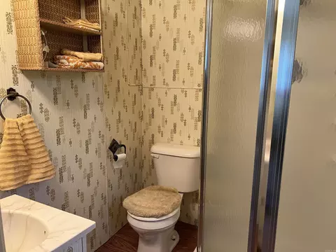 Bath - 1231 Brownwood, Malvern, AR 72104 photo 1 of 2