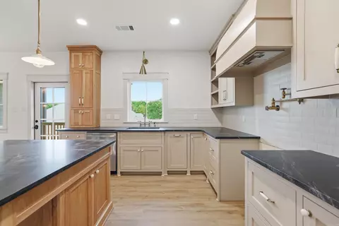 Kitchen - 1100 Edinburgh Dr, Conway, AR 72034 photo 3 of 7