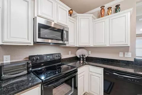 Kitchen - 1107 Crossing Loop, Bryant, AR 72022 photo 3 of 5