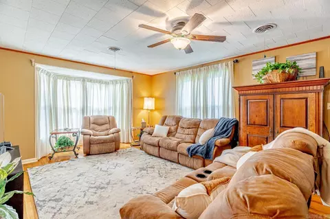 Living - 203 W Third St, Weiner, AR 72479 photo 2 of 4