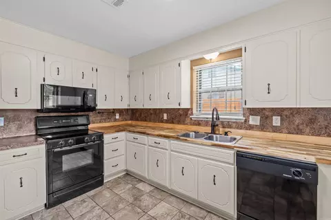 Kitchen - 18 Pinewood Dr, Cabot, AR 72023 photo 2 of 3