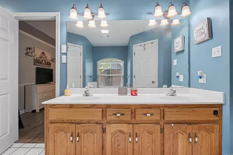 Bath - 8 Jonathan Dr, Conway, AR 72032 photo 2 of 4