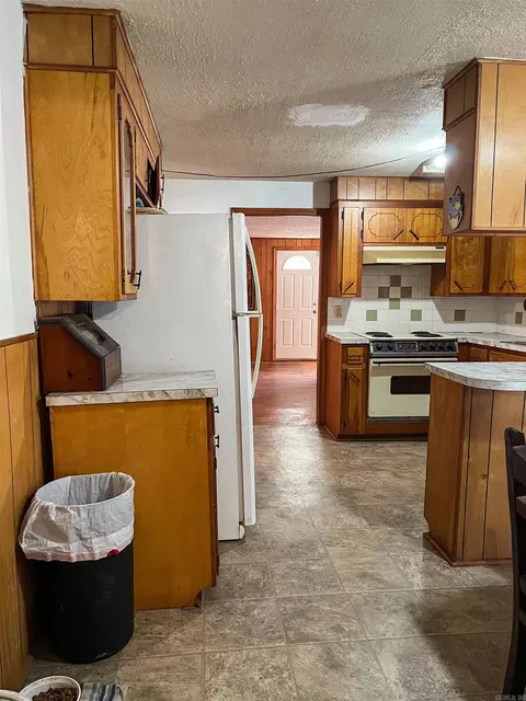 Kitchen - 430 W Mill St, Malvern, AR 72104 photo 4 of 7