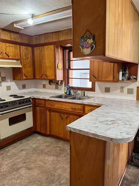 Kitchen - 430 W Mill St, Malvern, AR 72104 photo 1 of 7