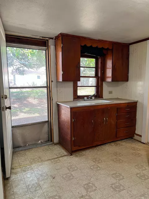 Kitchen - 430 W Mill St, Malvern, AR 72104 photo 5 of 7
