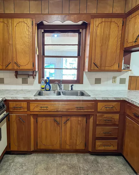 Kitchen - 430 W Mill St, Malvern, AR 72104 photo 2 of 7