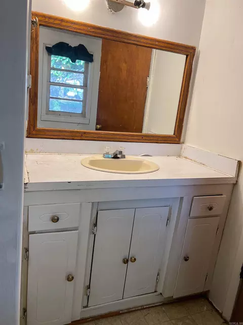 Bath - 430 W Mill St, Malvern, AR 72104 photo 5 of 6