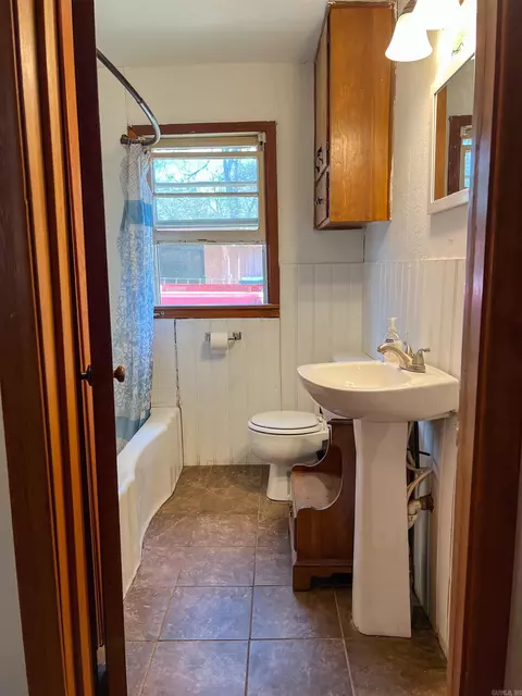Bath - 430 W Mill St, Malvern, AR 72104 photo 3 of 6