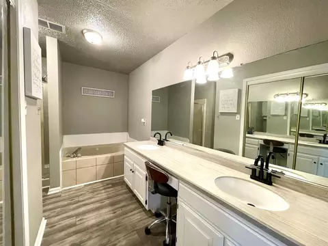 Bath - 300 N Willow Ave, Trumann, AR 72472 photo 1 of 6