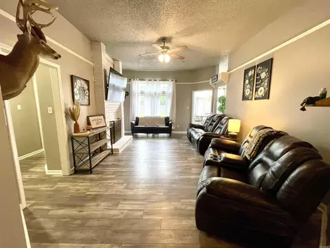 Living - 300 N Willow Ave, Trumann, AR 72472 photo 1 of 5