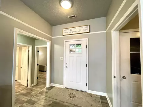 Entry Way - 300 N Willow Ave, Trumann, AR 72472 photo 1 of 3