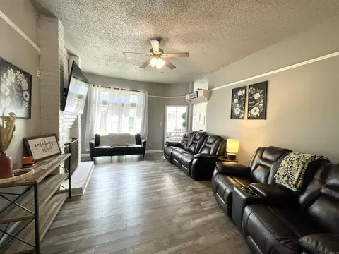 Living - 300 N Willow Ave, Trumann, AR 72472 photo 2 of 5