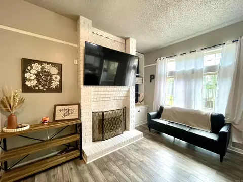 Living - 300 N Willow Ave, Trumann, AR 72472 photo 3 of 5