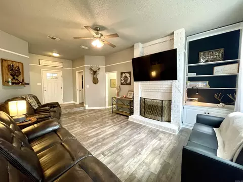 Living - 300 N Willow Ave, Trumann, AR 72472 photo 4 of 5