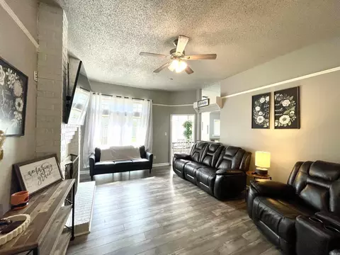 Living - 300 N Willow Ave, Trumann, AR 72472 photo 5 of 5