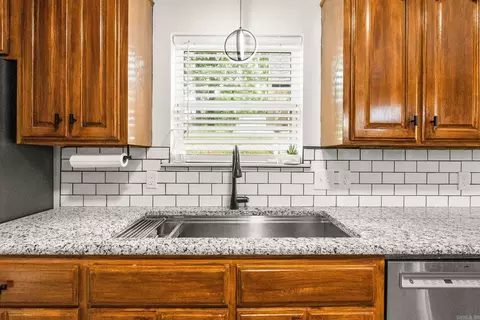 Kitchen - 14 Eagle Crst, Conway, AR 72032 photo 3 of 4