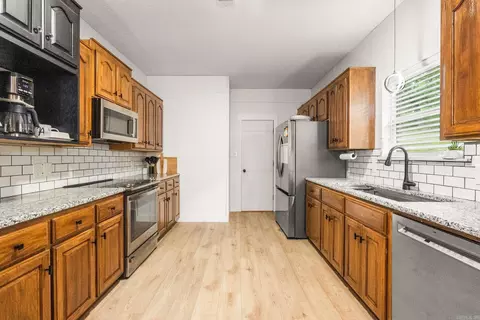 Kitchen - 14 Eagle Crst, Conway, AR 72032 photo 2 of 4