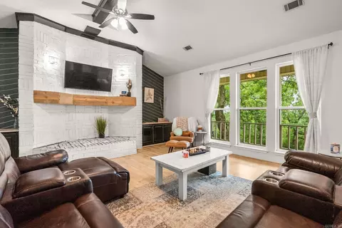 Living - 14 Eagle Crst, Conway, AR 72032 photo 2 of 2