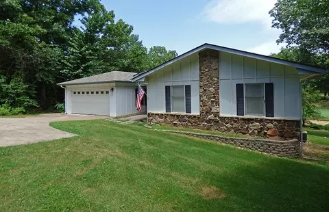 121 Cherokee Rd, Cherokee Village, AR 72529