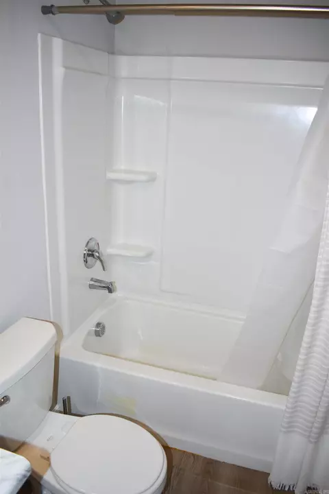 Bath - 45 Oak Leaf Dr, Conway, AR 72032 photo 3 of 7