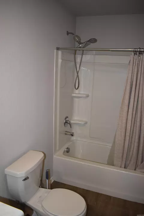 Bath - 45 Oak Leaf Dr, Conway, AR 72032 photo 6 of 6