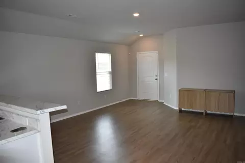Living - 45 Oak Leaf Dr, Conway, AR 72032 photo 2 of 4